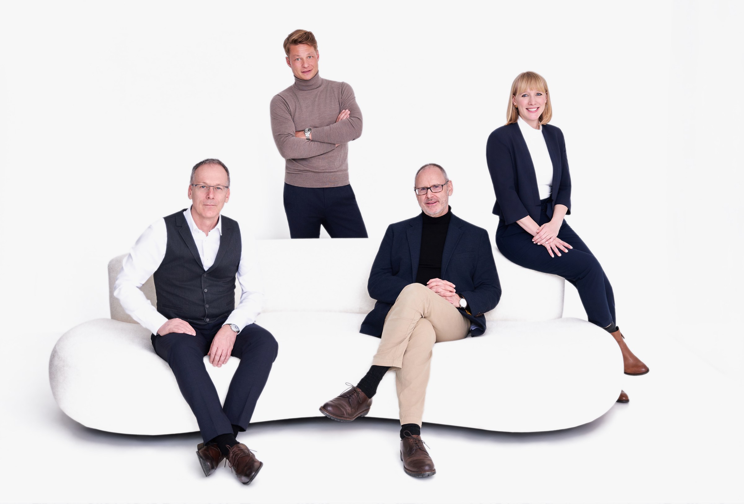 Anwälte der Kanzlei HSK auf einem Sofa